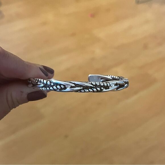 The Santa Fe Open Bangle bracelet in antiqued 925 silver. Unisex - Picture 12 of 14